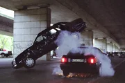 Semir und Chris verfolgen die Gangster durch den dichten Verkehr. Es kommt zum Crash, in dessen Verlauf der Wagen der Gangster auf der Spitze kreiselt...