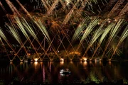 Die australische Firma Howard & Sons Pyrotechnics gehört zu den größten Feuerwerksanbietern der Welt. Seit 100 Jahren zaubern die furiosen Magier aus Down Under mit Raketen, Schwärmern und Feuerrädern ein Lächeln auf die Gesichter des Publikums. Ob in Saudi-Arabien, Katar, Macau, Malaysia, Korea, Indonesien, China, den USA, Kanada oder ihrer australischen Heimat _ Howard & Sons sind weltweit unterwegs. Rund 600 pyrotechnische Events führen die Australier pro Jahr durch. "Mega-Fabriken" zeigt heute, wie mit der Übernahme der Firma durch eine neue, die insgesamt vierte Generation auf einmal alles anders wird. Im Jahr 2011 stellen sich die Die australische Firma Howard & Sons Pyrotechnics gehört zu den größten Feuerwerksanbietern der Welt. Seit 100 Jahren zaubern die furiosen Magier aus Down Under mit Raketen, Schwärmern und Feuerrädern ein Lächeln auf die Gesichter des Publikums. Ob in Saudi-Arabien, Katar, Macau, Malaysia, Korea, Indonesien, China, den USA, Kanada oder ihrer australischen Heimat _ Howard & Sons sind weltweit unterwegs. Rund 600 pyrotechnische Events führen die Australier pro Jahr durch. "Mega-Fabriken" zeigt heute, wie mit der Übernahme der Firma durch eine neue, die insgesamt vierte Generation auf einmal alles anders wird. Im Jahr 2011 stellen sich die