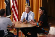 Callie (Sara Ramirez, r.) muss die &uuml;berschw&auml;ngliche Begeisterung von Owen (Kevin McKidd, m.) drosseln. Noch steht nicht fest, ob Kriegsveteran Charlie (Ben Bowen, l.) als Kandidat f&uuml;r ein Roboter-Bein infrage kommt ...