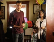 Rossi besucht seinen Enkel Kai (Jaiden Alexander McLeod, 2.v.r.) und dessen Vater Shawn (Dan J. Johnson, l.). Als dort seine Exfrau Hayden (Sheryl Lee Ralph, r.) auftaucht, ger&auml;t er in eine unangenehme Lage. Viel Zeit f&uuml;r eine Aussprache bleibt jedoch nicht, denn der n&auml;chste Fall wartet ...