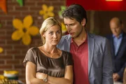 Karin (Jessica Ginkel) und Christoph Neumann (Florian M. Odendahl) kommen sich auf den Schulfest wieder n&auml;her.