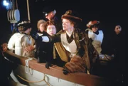 W&auml;hrend des Sinkens der Titanic versucht Ruth DeWitt Bukater (Frances Fisher, vorne, r.) ihre Tochter Rose dazu zu bewegen, ebenfalls in das Rettungsboot zu steigen. Wird Rose ihre gerade erst gefundene Liebe, Jack, zur&uuml;cklassen und zu ihrer Mutter ins Boot steigen?