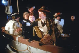 W&auml;hrend des Sinkens der Titanic versucht Ruth DeWitt Bukater (Frances Fisher, vorne, r.) ihre Tochter Rose dazu zu bewegen, ebenfalls in das Rettungsboot zu steigen. Wird Rose ihre gerade erst gefundene Liebe, Jack, zur&uuml;cklassen und zu ihrer Mutter ins Boot steigen?
