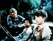 John Walton (Ralph Waite, l.) erteilt Jim Bob (David W. Harper, r.) den Auftrag, den Waisenjungen Josh (Todd Bridges, M.) ins Haus der Waltons zu bringen ...