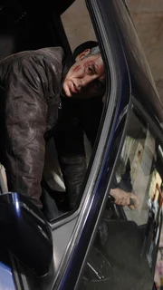 Semir und Chris verfolgen Matthiesen und Dorn durch den dichten Verkehr. Es kommt zum Crash, in dessen Verlauf der Wagen der Gangster auf der Spitze kreiselt.