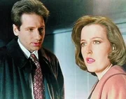 Mulder (David Duchovny, l.) und Scully (Gillian Anderson, r.)