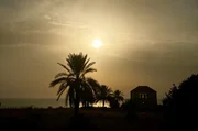 An der libanesischen K&uuml;ste liegt eine der &auml;ltesten St&auml;dte der Welt: Byblos. Mit ihren jahrtausendealten Ruinen aus verschiedenen Epochen und Stilen ist sie eine der wichtigsten Ausgrabungsst&auml;tten des Nahen Ostens.