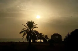 An der libanesischen K&uuml;ste liegt eine der &auml;ltesten St&auml;dte der Welt: Byblos. Mit ihren jahrtausendealten Ruinen aus verschiedenen Epochen und Stilen ist sie eine der wichtigsten Ausgrabungsst&auml;tten des Nahen Ostens.