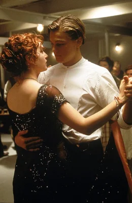 Auf der Jungfernfahrt der Titanic verliebt sich der mittellose Jack (Leonardo DiCaprio, r.) in die wohlhabende Rose (Kate Winslet, l.). Obwohl Kate bereits einem anderen versprochen ist, beginnt eine romantische Liebesgeschichte zwischen den beiden ...