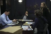 Bei den Ermittlungen m&uuml;ssen Hotch (Thomas Gibson, l.), Rossi (Joe Mantegna, 2.v.l.), Reid (Matthew Gray Gubler, 2.v.r.) und JJ (AJ Cook, r.) mit Morgans Abwesenheit klarkommen ...