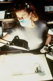 Eine schreckliche Seuche hat bereits 18 Menschen das Leben gekostet. Scully (Gillian Anderson) setzt alles daran, den Verursacher ausfindig zu machen ...