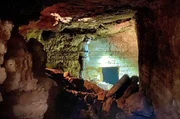 Ende der 2010er Jahre machte ein franz&ouml;sisch-libanesisches Team in Byblos eine au&szlig;ergew&ouml;hnliche Entdeckung: riesige unterirdische Strukturen, die fast 4.000 Jahre alt sind.