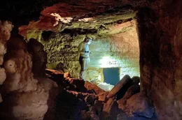 Ende der 2010er Jahre machte ein franz&ouml;sisch-libanesisches Team in Byblos eine au&szlig;ergew&ouml;hnliche Entdeckung: riesige unterirdische Strukturen, die fast 4.000 Jahre alt sind.