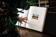 Das Buch &bdquo;Die deutschen Kolonien&ldquo;: Die Fotografien von Robert Lohmeyer sollen durch ihre Farbe ein Gef&uuml;hl von Authentizit&auml;t hervorrufen, bilden aber Probleme wie Krankheiten oder Tod nicht ab.