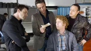 Hartmut (Niels Kurvin, 2.v.re.) teilt Chris (Gedeon Burkhard, li.), Hofmann (Marco Girnth, 2.v.li.) und Semir (Erdogan Atalay) mit, dass es sich doch um Falschgeld handelt.