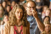 Nina (Marie R&ouml;nnebeck) ist erstaunt. Streitschlichter R&uuml;diger (Matthias Klimsa) hat eins auf die Nase bekommen.