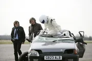 Stig klettert aus dem kaputten Citroen AX GT nach misslungener Sicherheits-Challenge auf dem Prodrive Test Track. Hinten: Richard Hammond (l.), James May. Stig klettert aus dem kaputten Citroen AX GT nach misslungener Sicherheits-Challenge auf dem Prodrive Test Track. Hinten: Richard Hammond (l.), James May.