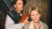 Schmitd (Walter Sittler) freut sich auf sein Angelwochenende und will nichts von Nikolas (Mariele Millowitsch) Warnungen bez&uuml;glich Dr. M&uuml;ller h&ouml;ren.