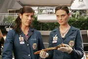 Brennan (Emily Deschanel, r.) und Angela (Michaela Conlin) untersuchen Knochen des verbrannten Leichnams.
