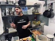 Der jüdische Israeli Oz Ben David in der Küche seines Berliner Restaurants "Kanaan", das er gemeinsam mit seinem palästinensischen Geschäftspartner Jalil Dabit führt. Der jüdische Israeli Oz Ben David in der Küche seines Berliner Restaurants "Kanaan", das er gemeinsam mit seinem palästinensischen Geschäftspartner Jalil Dabit führt.