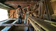 Florian Weber packt in einer Sägemühle mit an. Trotz Hilfe von Wasser ist hier im 18. Jahrhundert noch viel Muskelkraft gefragt. Florian Weber packt in einer Sägemühle mit an. Trotz Hilfe von Wasser ist hier im 18. Jahrhundert noch viel Muskelkraft gefragt.