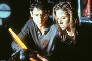 Dr. Susan Tyler (Mira Sorvino) und ihr Mann Peter (Jeremy Northam) wollen den Unterschlupf der Insekten finden.