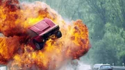 Die Kommissare verfolgen einen geklauten Ferrari, der die Kontrolle verliert und abhebt. Ein zuf&auml;llig auf der Gegenfahrbahn fahrender Gefangenen-Transporter crasht wiederrum in den Ferrari und hebt ebenfalls ab...
