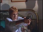 In Panik feuert Madison (Joanna Cassidy) auf den Unbekannten, der vor ihrem Bett steht.