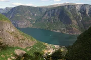 Der Aurlandsfjord ist ein schmaler Seitenarm des Sognefjords im Westen Norwegens, nördlich von Bergen. Der Aurlandsfjord ist ein schmaler Seitenarm des Sognefjords im Westen Norwegens, nördlich von Bergen.