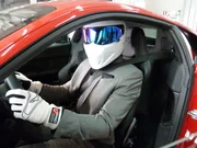 Der italienische Cousin von The Stig auf der Rennstrecke. Der italienische Cousin von The Stig auf der Rennstrecke.