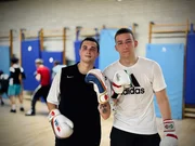 Nikita (r.) kam schon als Kind aus Russland nach Deutschland, der Ukrainer Ivan (l.) fl&uuml;chtete erst vor kurzem vor Krieg und Wehrdienst. Im Boxring k&auml;mpfen die beiden jungen M&auml;nner gegeneinander &ndash; &uuml;ber den Krieg sprechen sie nicht.