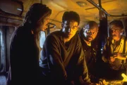 Dr. Susan Tyler (Mira Sorvino, l.), Peter (Jeremy Northam), Leonard (Charles S. Dutton) und Manny (Giancarlo Giannini, r.) versuchen verzweifelt einen Weg zu finden, die &uuml;bernat&uuml;rliche Invasion zu verhindern.