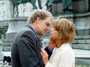 Der Staranwalt Kurt Weimar (Christian Kohlund) hat sich in seine Kollegin Bettina Hofer (Uschi Glas) verliebt.