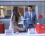 Dr. Carina DeLuca (Stefania Spampinato, l.); Travis Montgomery (Jay Hayden, r.)