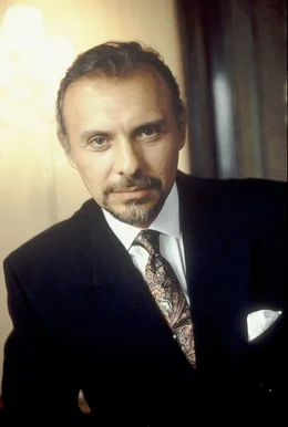 Mit Hilfe von Mr. Thompson (Hector Elizondo) wird die Prostituierten Vivian in eine Dame verwandelt ...