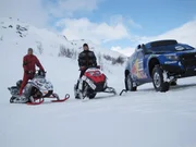 Dan Lang (l.) und Daniel Bodean wollen mit ihren Schneemobilen gegen einen VW Touareg antreten, der f&uuml;r die Rallye Dakar konstruiert wurde.