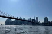 Die Brooklyn Bridge verbindet Manhattan und Brooklyn, die zwei Zentren der Hafenstadt New York.