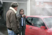 Jeremy Clarkson (l.) und Richard Hammond beobachten, wie Stig aus dem Autowaschanlagentest kommt.