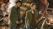 Booth (David Boreanaz) und Brennan (Emily Deschanel) untersuchen eine Zugentgleisung.