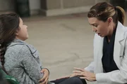 Schock: Meredith (Ellen Pompeo, r.) findet vor der Klinik ein scheinbar alleingelassenes, vor Schmerzen schreiendes Mädchen (Sara Rowe, l.) ... Schock: Meredith (Ellen Pompeo, r.) findet vor der Klinik ein scheinbar alleingelassenes, vor Schmerzen schreiendes Mädchen (Sara Rowe, l.) ...