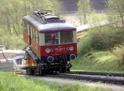 Ein seltener Anblick: Transport eines Triebwagens auf der G&uuml;terb&uuml;hne der Oberwei&szlig;bacher Bergbahn.