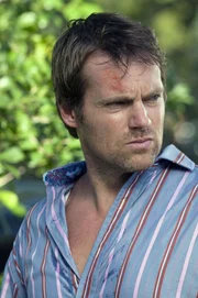 Victor (Michael Shanks) war Agent bei der CIA, bis eine wichtige Operation scheiterte und er seine ganze Familie verlor.
