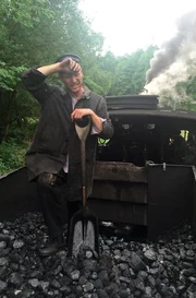 SÜDWESTRUNDFUNK Die härtesten Jobs von damals - Florian Weber schuftet sich durch die Geschichte Schweißtreibend: Florian Weber schuftet sich durch die Geschichte und testet die härtesten Jobs von damals. Hier erfährt der Moderator, wie anstrengend der Job des Heizers auf den ersten Dampfloks war. SÜDWESTRUNDFUNK Die härtesten Jobs von damals - Florian Weber schuftet sich durch die Geschichte Schweißtreibend: Florian Weber schuftet sich durch die Geschichte und testet die härtesten Jobs von damals. Hier erfährt der Moderator, wie anstrengend der Job des Heizers auf den ersten Dampfloks war.