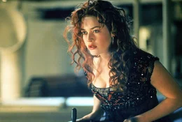 Weil sie sich total ungl&uuml;cklich f&uuml;hlt, will sich die 17-j&auml;hrige Rose DeWitt Bukater (Kate Winslet) auf der Jungfernfahrt der Titanic umbringen. Der junge, mittelose Jack aus der dritten Klasse rettet sie und lehrt sie die Liebe zum Leben. Bis der Luxusliner pl&ouml;tzlich auf einen Eisberg st&ouml;&szlig;t ...