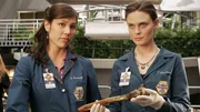 Brennan (Emily Deschanel, r.) und Angela (Michaela Conlin) untersuchen Knochen des verbrannten Leichnams.