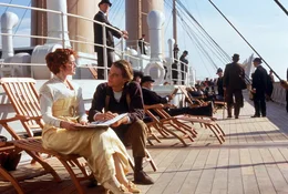 Die 17-j&auml;hrige Rose DeWitt Bukater (Kate Winslet, l.) h&auml;lt gar nichts von ihrem feinen Leben und will aus ihm ausbrechen. Der lebensfrohe Jack Dawson (Leonardo DiCaprio, r.) weist ihr dabei den Weg und entgegen aller gesellschaftlichen Regeln entsteht zwischen den beiden ein unzertrennliches Band der Liebe ...