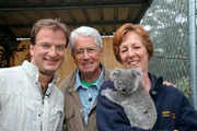 Frank Elstner (Mitte) und Matthias Reinschmidt treffen auf ihrer Reise die Koala-Sch&uuml;tzerin Anika Lehmann, die ihr gesamtes Leben der Rettung dieser Beuteltiere verschrieben hat Im Garten von Anika Lehmann werden zwei junge Koalas auf die Auswilderung vorbereitet.
