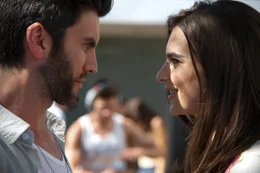 Seit vielen Jahren sind DJ James (Wes Bentley, l.) und Sophie (Emily Ratajkowski, r.) ein Paar - bis Cole in ihrem Leben auftaucht ...