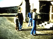 Jonathan (Michael Landon, r.) versucht sein Gl&uuml;ck mit der W&uuml;nschelrute.