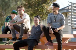 Die vier arbeitslosen Freunde Cole (Zac Efron, 2.v.l.), Mason (Jonny Weston, 2.v.r.), Ollie (Shiloh Fernandez, r.) und Squirrel (Alex Shaffer, l.) schlagen sie sich als Promoter einer Disco, mit kleineren Drogendeals und als Telefonisten eines Immobilienhais durch. Eines Tages erh&auml;lt Cole eine einmalige Chance ...